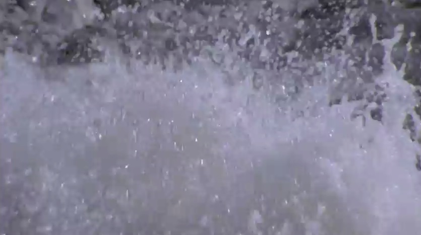 奔腾不息的河水高清视频素材（MOV）