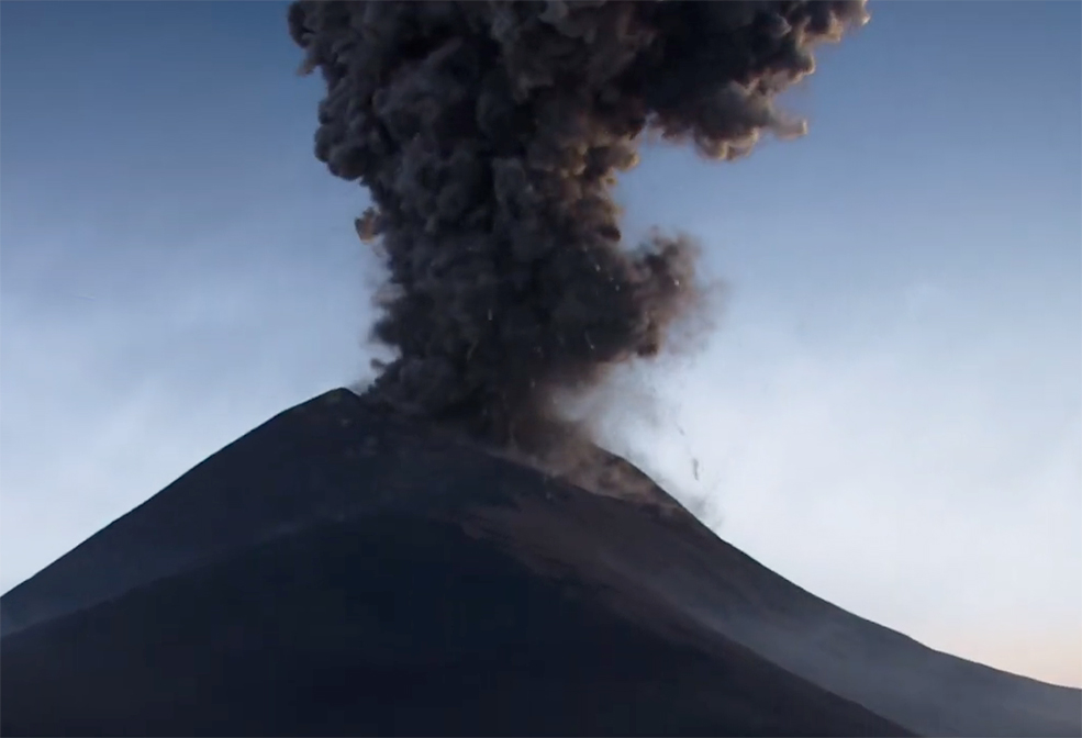 火山喷发C4D动画工程Daniel_Danielsson_volcanic_smoke - C4D之家 - 截屏2026-07-17-下午5.15.41.jpg