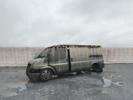 战后损毁模型：生锈破损的面包车