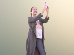 三维扫描写实人物站着微笑自拍的国外女人