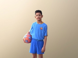 三维扫描写实人物抱足球的国外小男孩