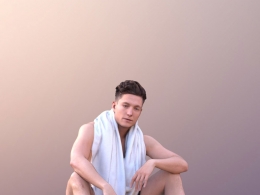 三维扫描写实人物披浴巾蹲坐地上的国外男人