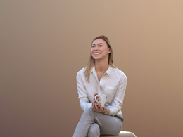 三维扫描写实人物坐着端咖啡聊天的国外女人