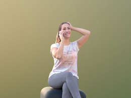 三维扫描写实人物坐着接打电话的国外女人