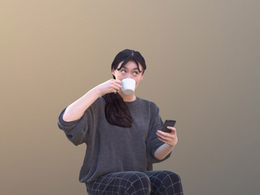 三维扫描写实人物坐着看手机喝咖啡的女孩