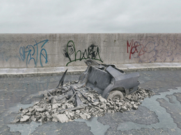 战后损毁模型：混凝土碎渣中的半截汽车