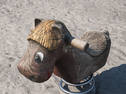 沙滩上的弹簧木马玩具C4D模型 HORSE SPRING SWING