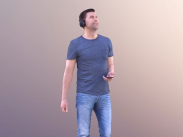 三维扫描写实人物戴耳机站着仰头看的国外男人