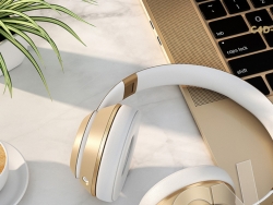 C4D OCTANE笔记本上的金色耳机模型 Beats