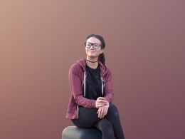 三维扫描写实人物坐着扭头观看的女人