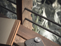 木椅上的复古调蓝牙音箱手机c4d octane模型下载