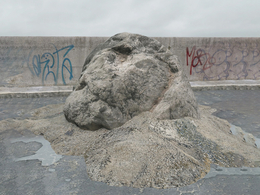 战后损毁模型：泥沙中的大石头