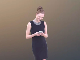 三维扫描写实人物穿黑色裙子站着低头玩手机的国外女人