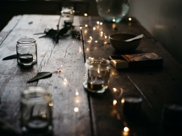 木桌上的彩灯和玻璃杯C4D Octane Render写实渲染工程 Fairy Light Table