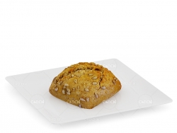 餐盘在的黑面包 Dark bun on white plate