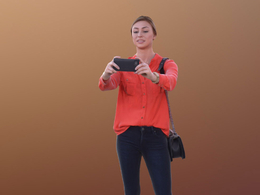 三维扫描写实人物站着双手举手机拍照的国外女人