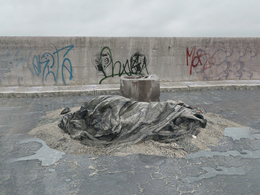 战后损毁模型：水泥墩塑料布废弃物