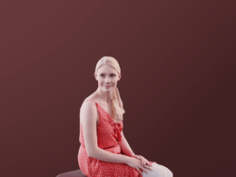 三维扫描写实人物坐着扭头观看的金发女郎