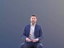 三维扫描写实人物坐着双手放着的国外男人