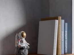 Q版宇航员装饰摆件与书本组合3D模型工程 VRay高质量渲染 适用室内场景多平台素材资源