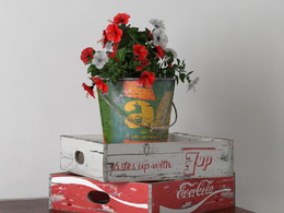 桌台装饰品：木盒鲜花铁桶