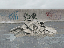 战后损毁模型：破碎水泥墙建筑垃圾