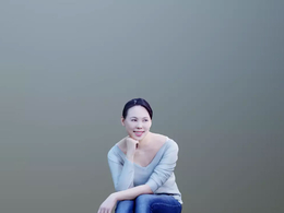 三维扫描写实人物托腮坐着观看的东方女性