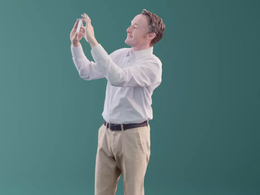 三维扫描写实人物举起手机拍照片的外国男人