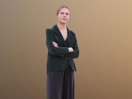 三维扫描写实人物穿长裙双手抱胸站立的国外女人