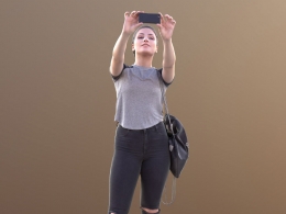 三维扫描写实人物双手举手机自拍的国外女孩