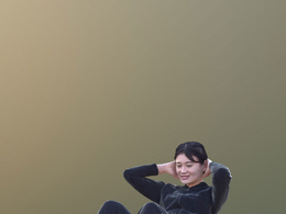 三维扫描写实人物做仰卧起坐的女人