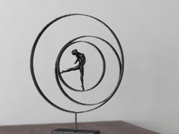 桌台装饰品：舞动的人物雕塑摆件