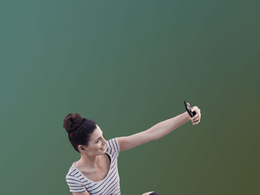 三维扫描写实人物蹲地上自拍的欧美女孩