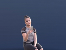 三维扫描写实人物坐着玩手机的国外女人