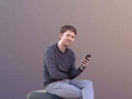 三维扫描写实人物坐着玩手机的国外男人