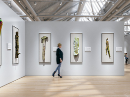 现代艺术展厅C4D模型下载，包含雕塑与画作，使用V-Ray渲染，适合艺术展示与空间设计