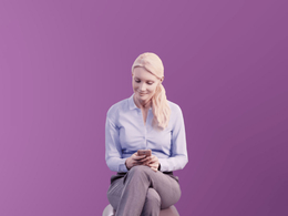 三维扫描写实人物坐着玩手机的国外金发美女