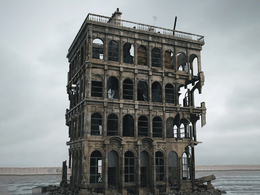 战后损毁模型：战争袭击后的大楼