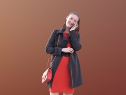 三维扫描写实人物穿红裙笑着打电话的国外女孩