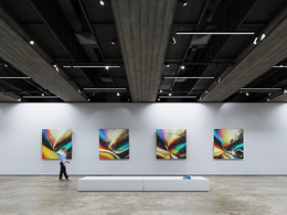 现代抽象油画展厅C4D模型下载，使用V-Ray渲染，带贴图材质，适合各类艺术展示与空间设计