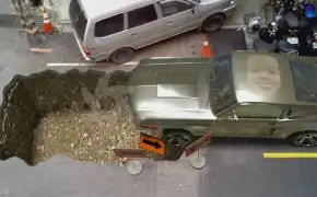 車掉進坑了