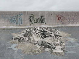 战后损毁模型：建筑垃圾中的水泥砖头块