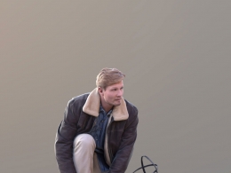 三维扫描写实人物半蹲地上系鞋带的国外男人