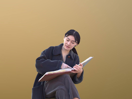 三维扫描写实人物坐着看文件的女孩