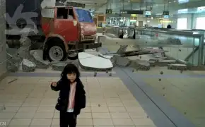 卡車衝進車站