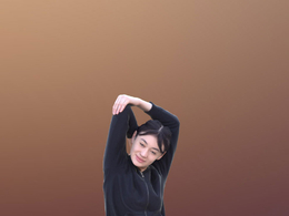 三维扫描写实人物盘腿坐地上练瑜伽的女人