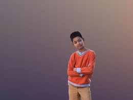 三维扫描写实人物双手抱胸前扭头看的非洲小女孩