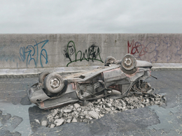 战后损毁模型：废弃物上躺着的破损汽车