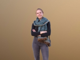 三维扫描写实人物系围巾双抱胸驻足观看的国外女孩