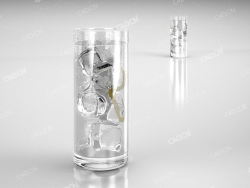 加冰的水杯 water glass with ice